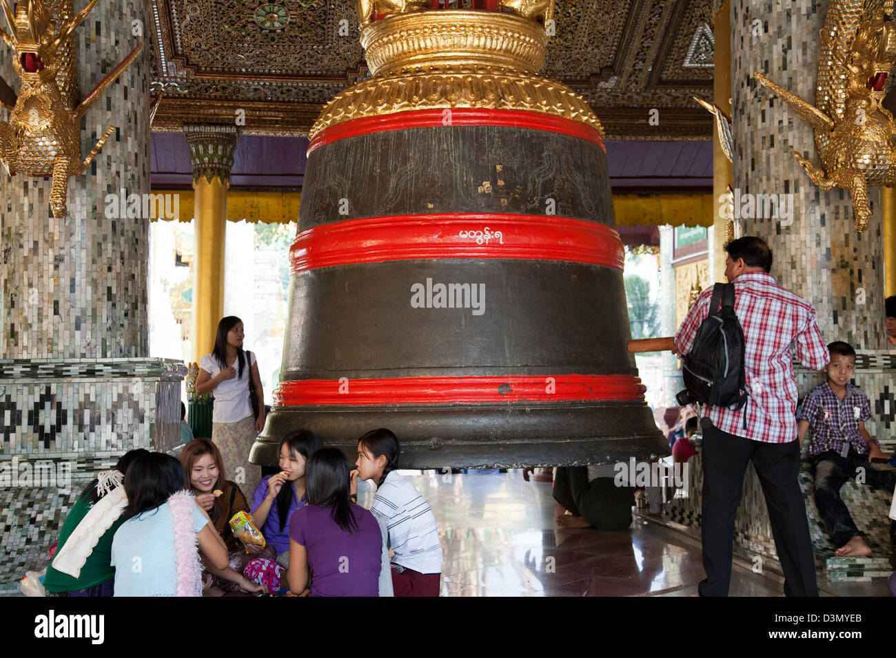 Anelli turistici una campana alla Shwedagon pagoda Yangon (Rangoon), Myanmar (Birmania), Asia Foto Stock