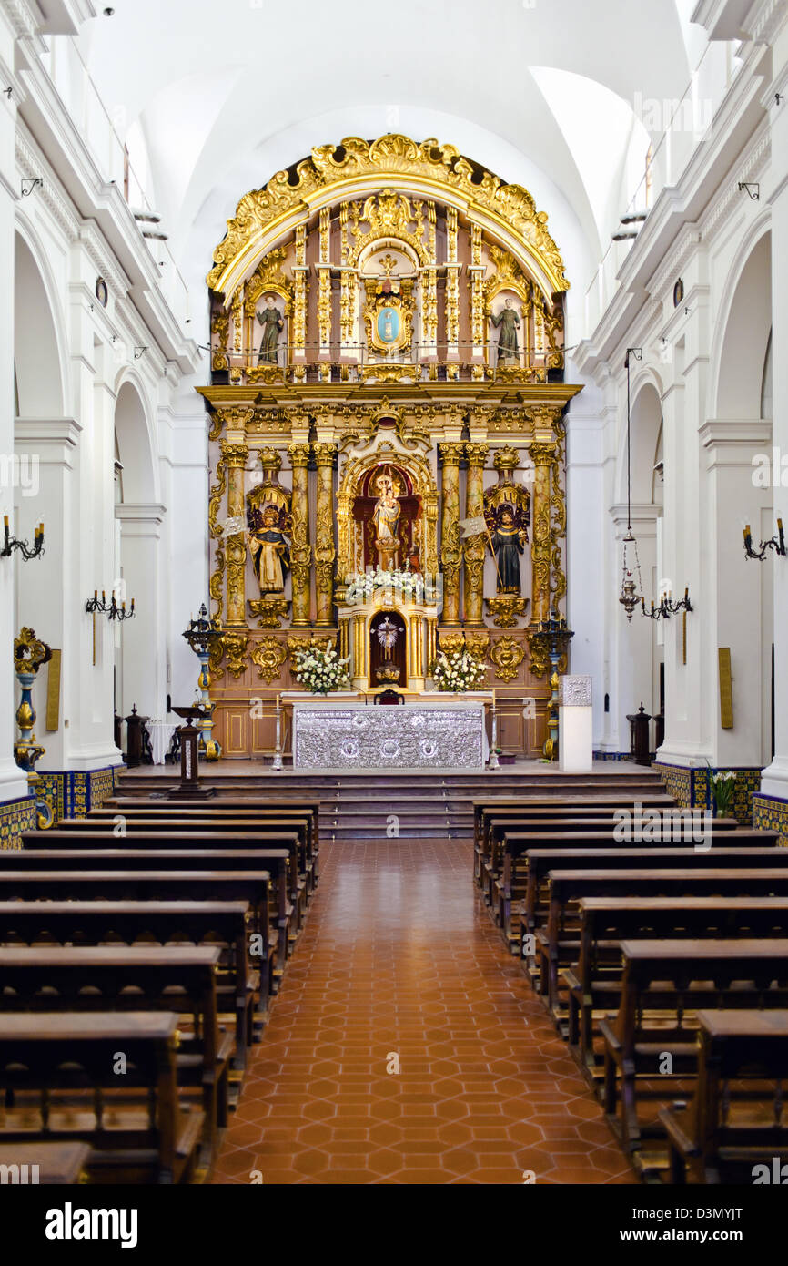 L'altare principale nel pannello di Nuestra Señora del Pilar, un pubblico chiesa parrocchiale a Buenos Aires, Argentina. Completato il 1732. Foto Stock