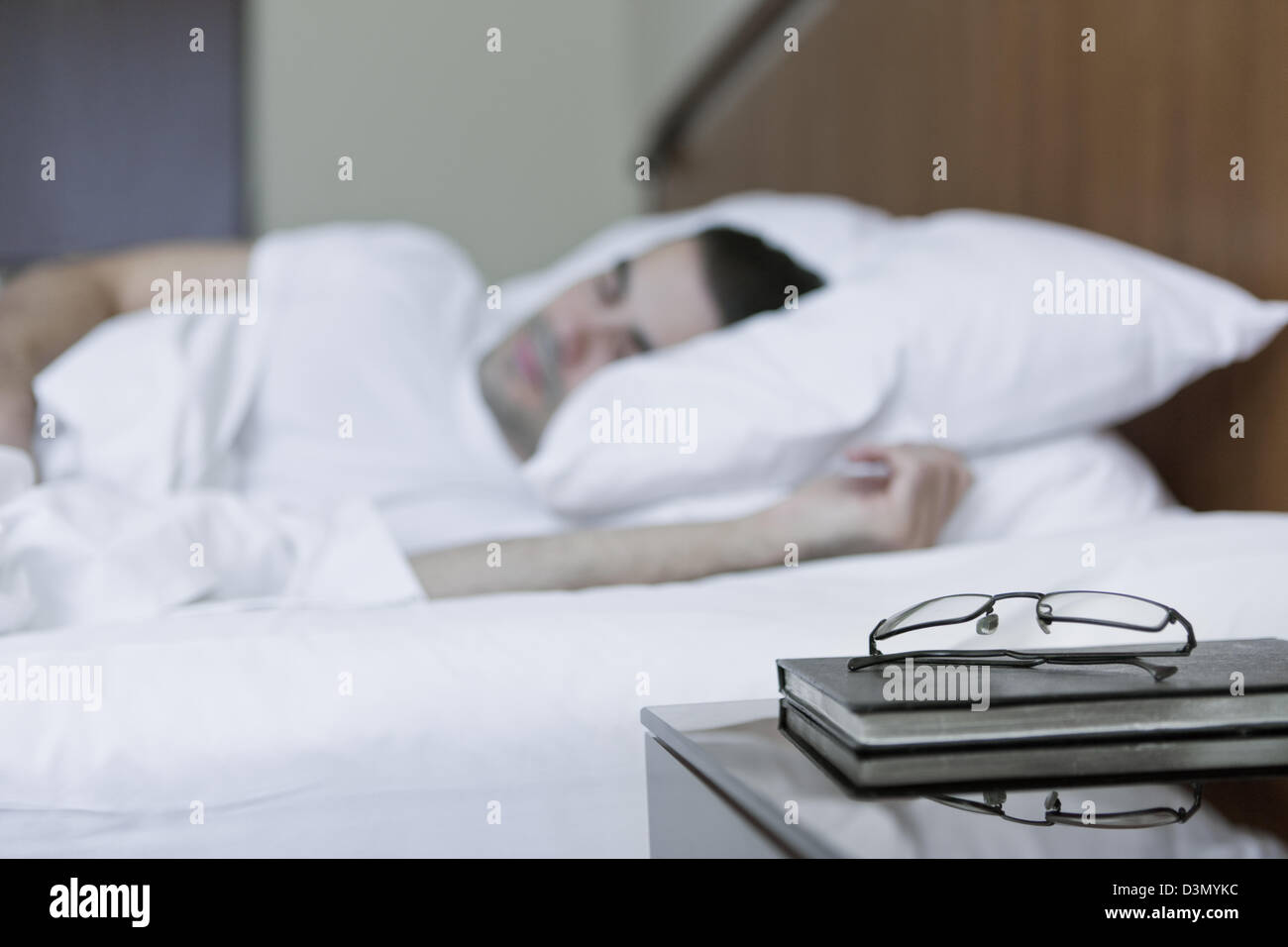 Viaggia per lavoro suono addormentato nel letto Foto Stock