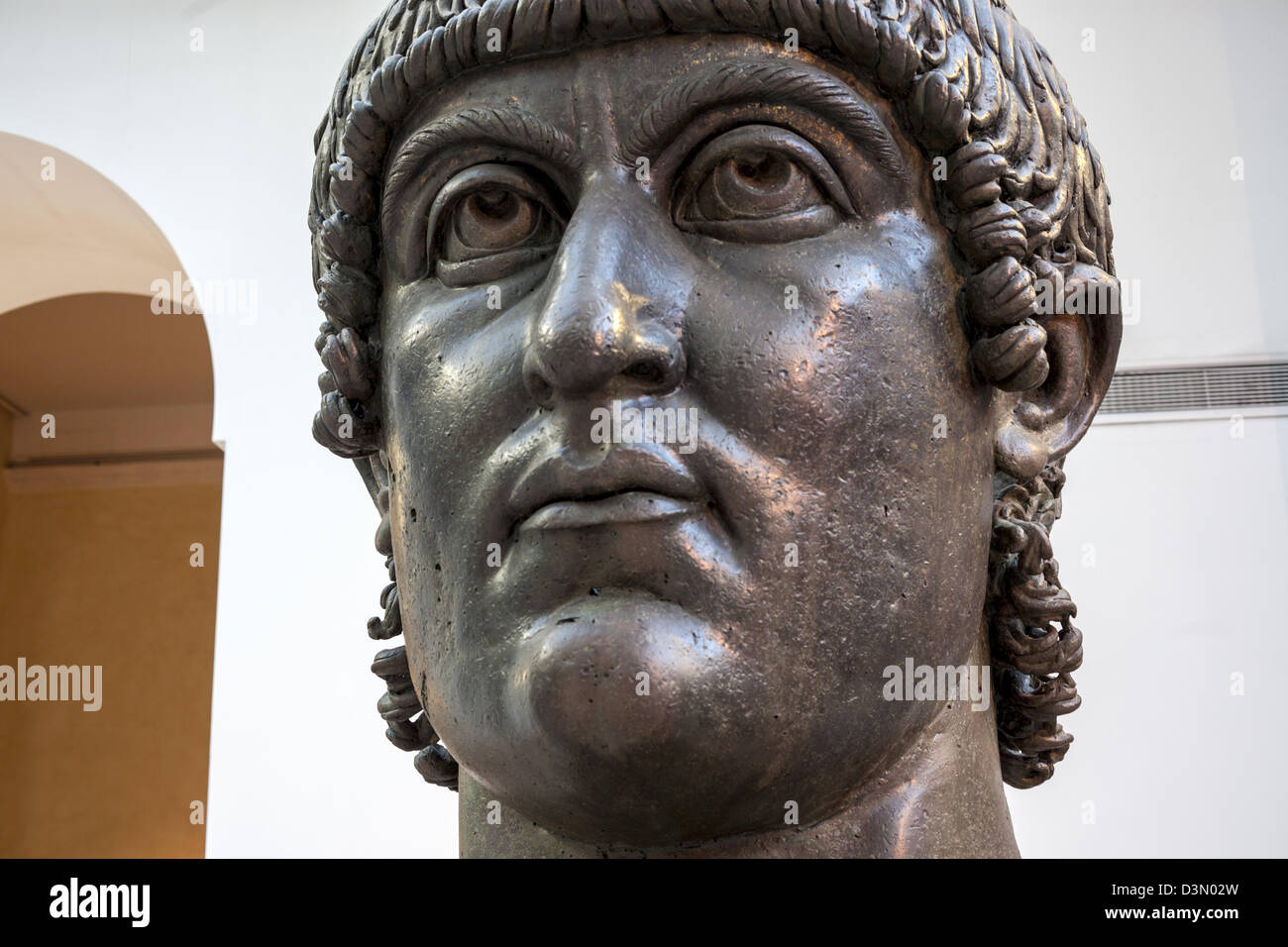 I frammenti di una colossale statua di bronzo dell'imperatore romano Costantino nel Palazzo dei Conservatori a Roma Foto Stock