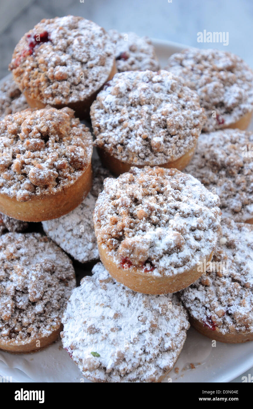 Cotta crostate di frutta in una panetteria Foto Stock