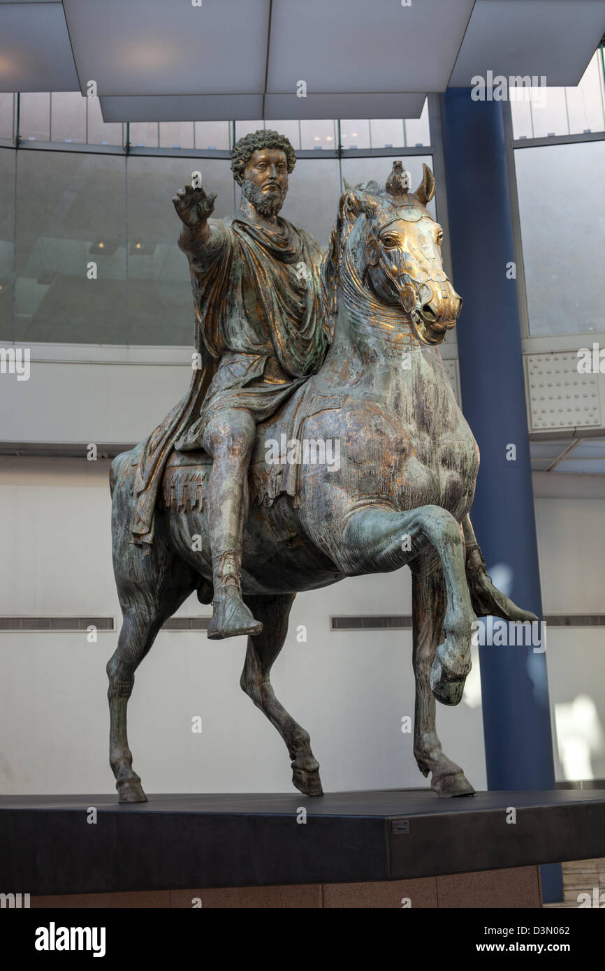 Statua equestre in bronzo dell'imperatore romano Marco Aurelio in mostra nel Palazzo dei Conservatori a Roma Italia Foto Stock