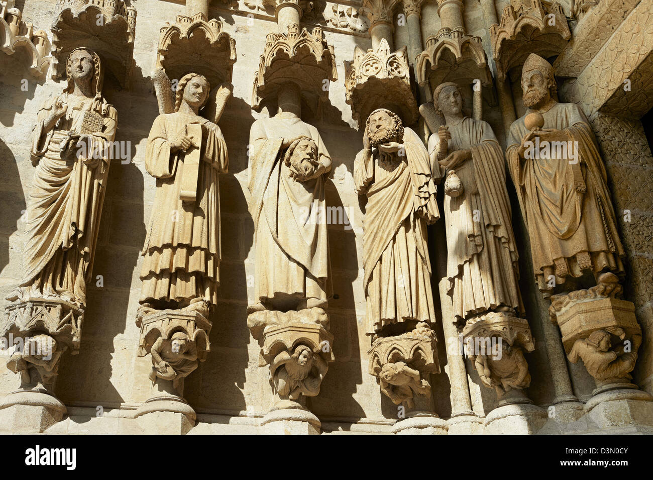 Primo piano di statue gotiche sulla facciata della Cattedrale di Amiens, Francia Foto Stock