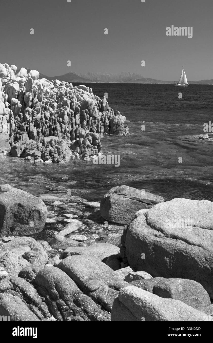 Yacht vicino le rocce granitiche della Costa Smeralda, Porto Cervo Arzachena,Olbia Tempio provincia,Sardegna, Italia Foto Stock