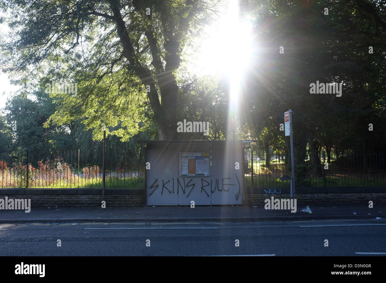 Graffiti Skinhead su un rifugio per autobus vicino ad Alexandra Park a Whalley Range, Manchester. Foto Stock