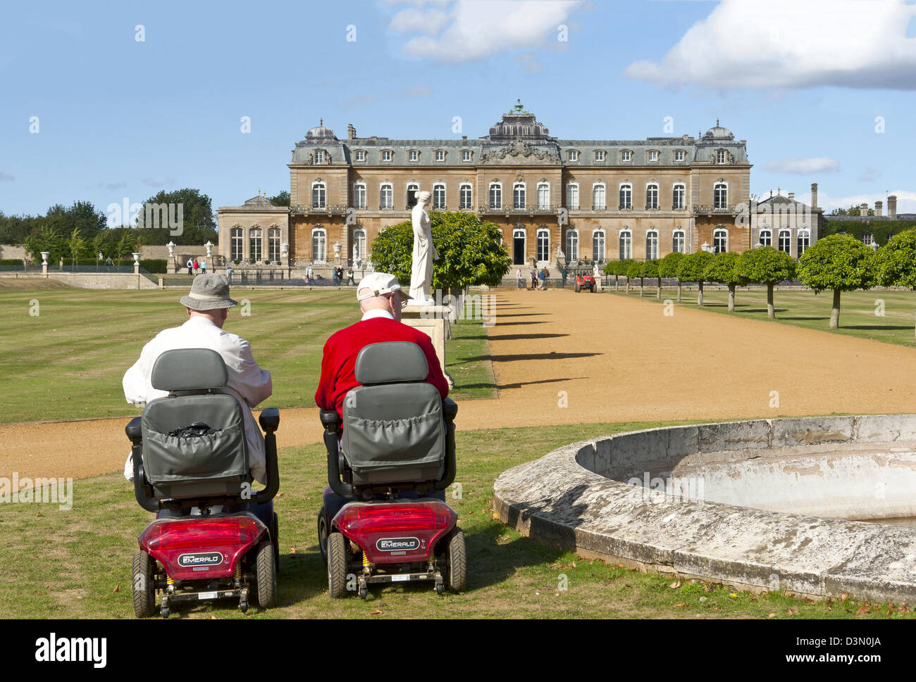 I visitatori disabili al Wrest Park, Silsoe, Bedfordshire. A 90 acri di parco e giardini con un stile francese del mansion. Foto Stock