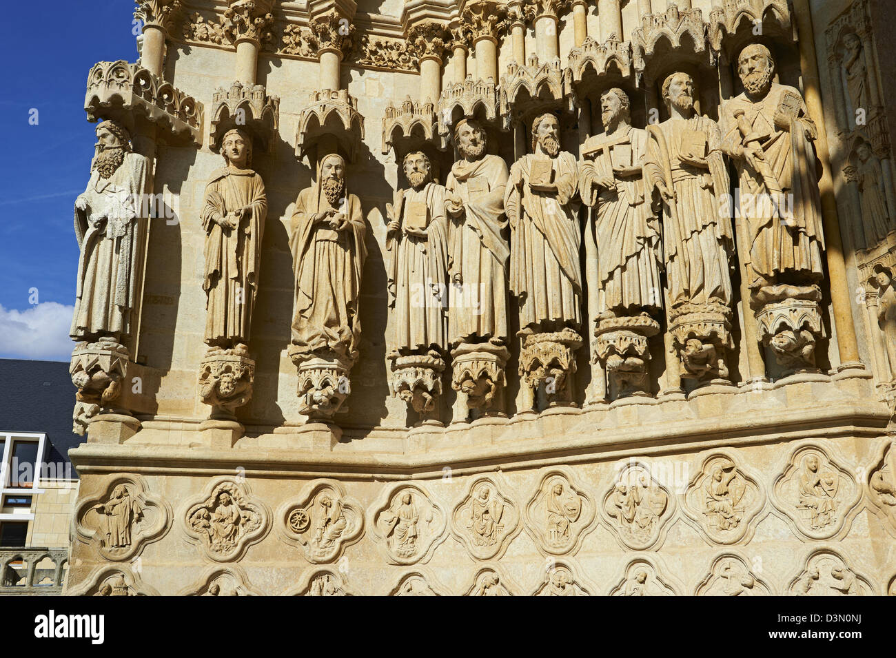 Statue gotiche di una schiera di santi. Cattedrale gotica di Notre-dame, Amiens, Francia Foto Stock