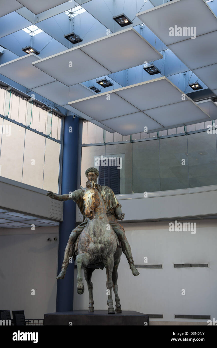 Statua equestre in bronzo dell'imperatore romano Marco Aurelio in mostra nel Palazzo dei Conservatori a Roma Italia Foto Stock