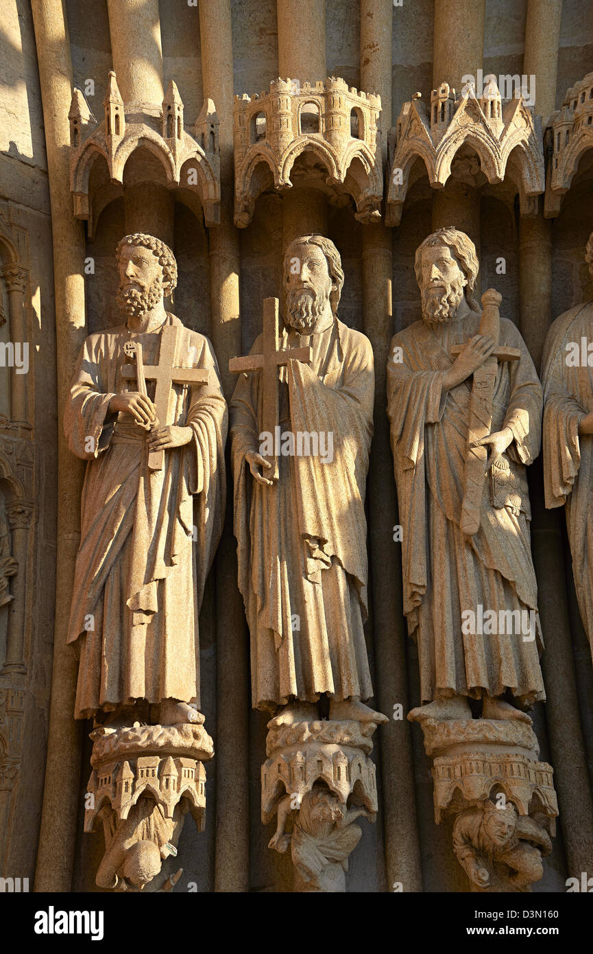 Statue gotiche di una schiera di santi. Cattedrale gotica di Notre-dame, Amiens, Francia Foto Stock