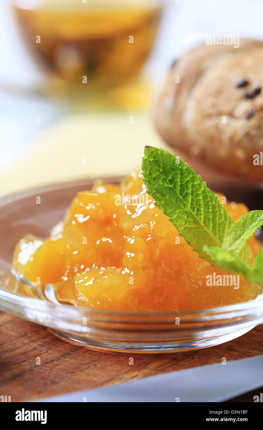 La marmellata di arance su una lastra di vetro Foto Stock