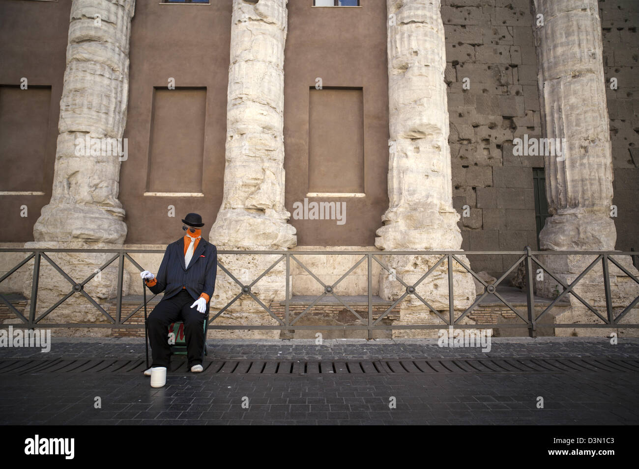 Street performance artista nella parte anteriore delle vecchie colonne romane a Roma Italia Foto Stock