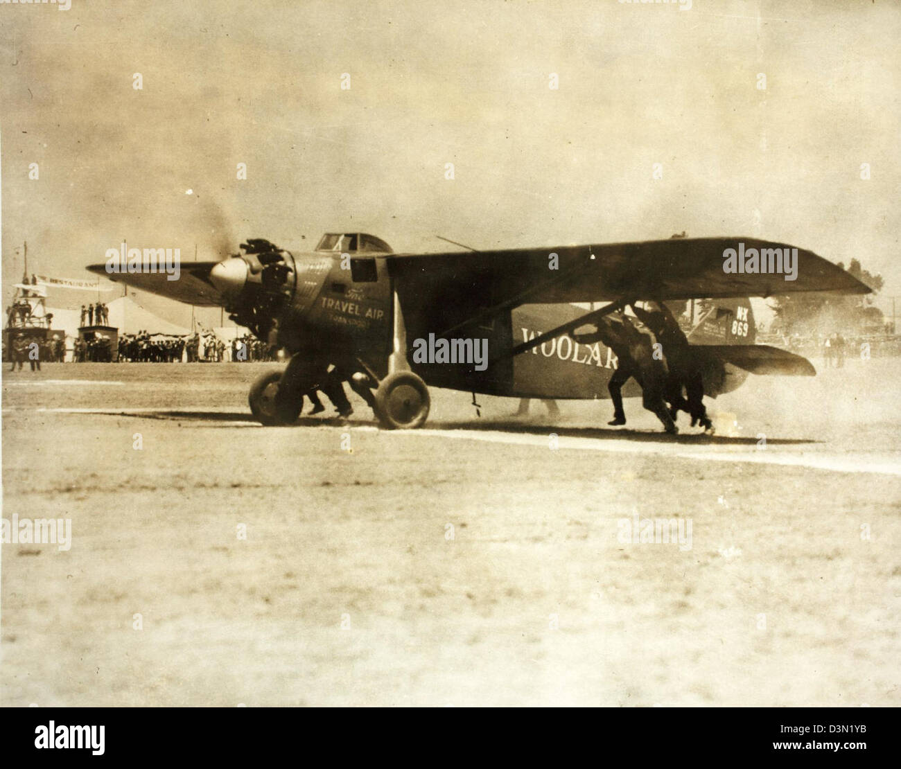 La Dole Air Race fu uno storico evento aeronautico che mise alla prova la resistenza degli aerei che volavano attraverso il Pacifico. Woolaroc, un aereo Travel Air 5000 (NX869), ha partecipato a questa gara impegnativa, contribuendo allo sviluppo delle prime tecnologie aeronautiche e delle rotte di volo transeuropee. Foto Stock