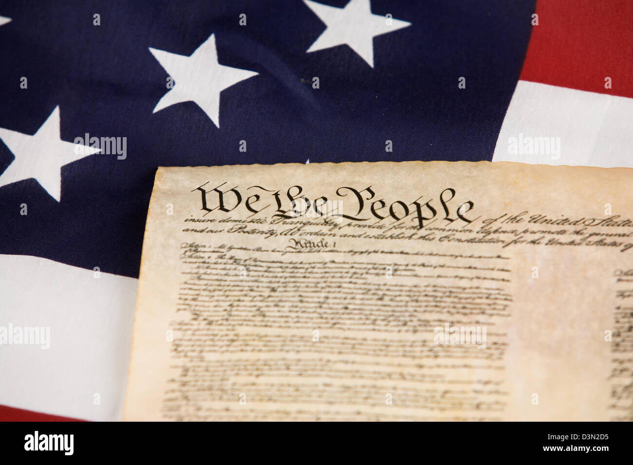 Costituzione degli Stati Uniti nei confronti di una bandiera americana. Foto Stock