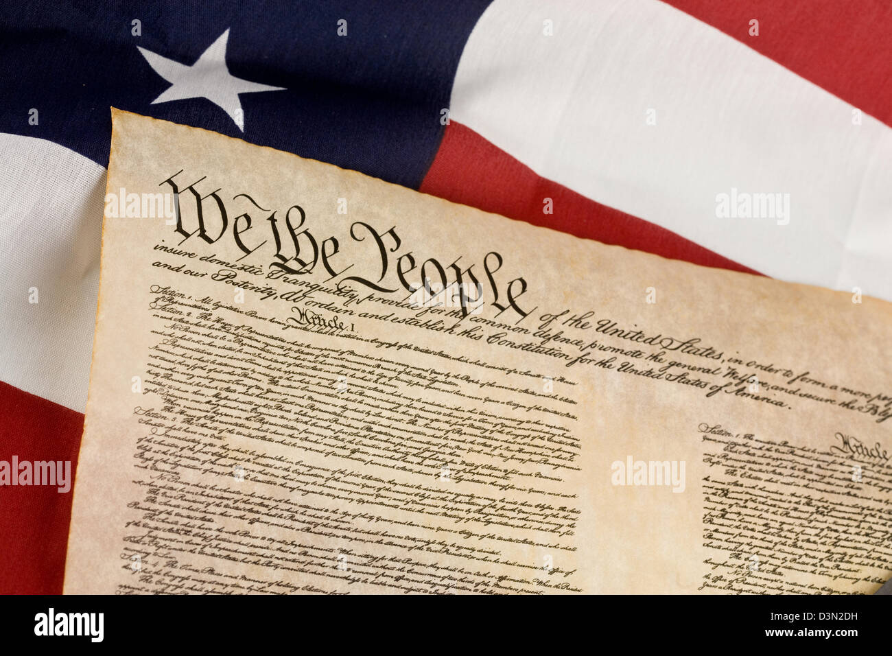 Costituzione degli Stati Uniti nei confronti di una bandiera americana. Foto Stock