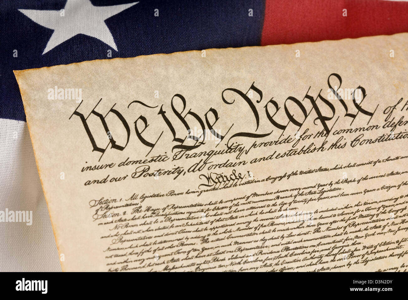 Costituzione degli Stati Uniti nei confronti di una bandiera americana. Foto Stock