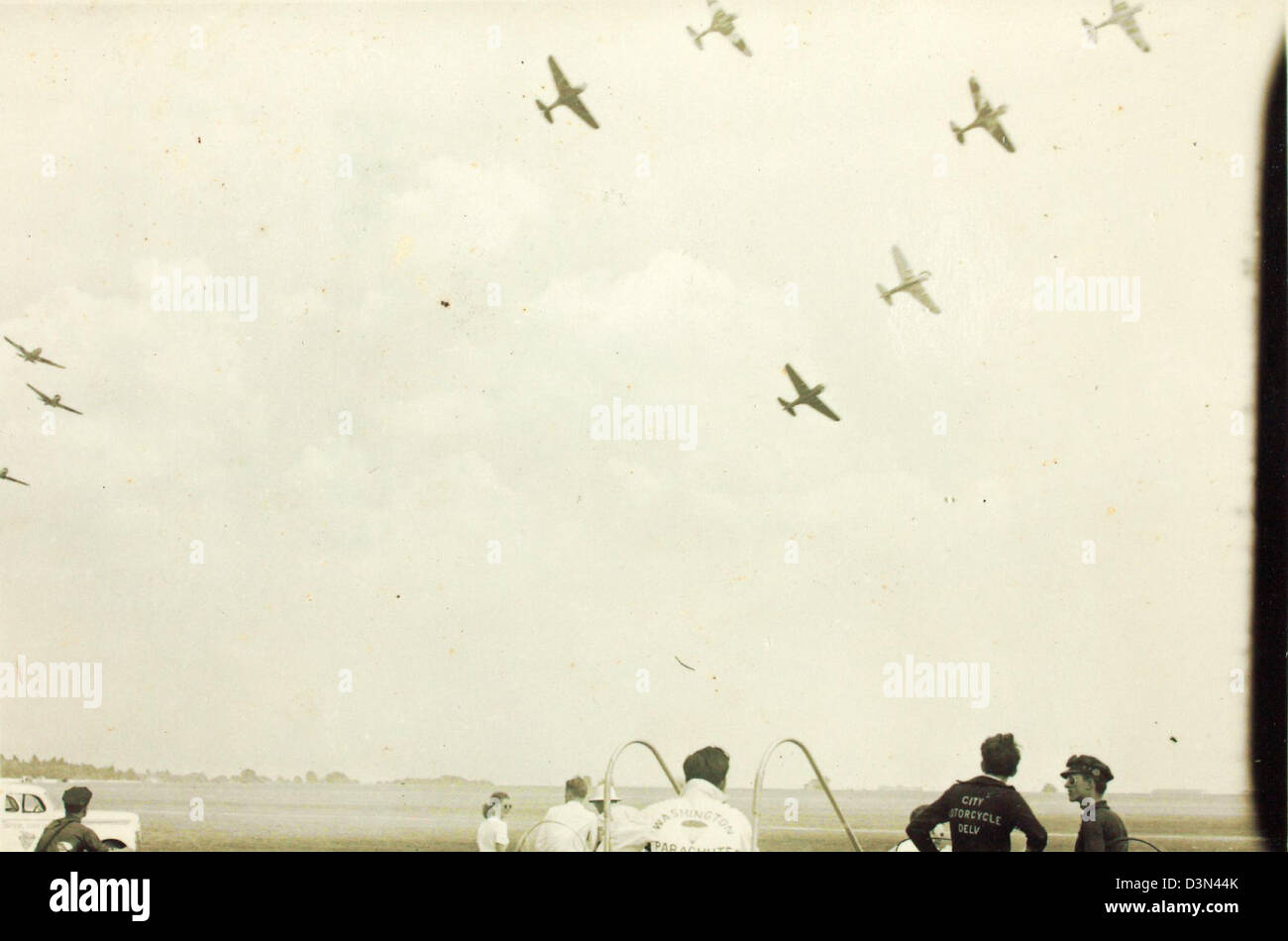 Questo storico cavalcavia commemora importanti pietre miliari dell'aviazione, esponendo aeromobili che hanno svolto un ruolo importante nel plasmare la storia del volo. L'evento mette in evidenza i risultati ottenuti dai pionieri dell'aviazione e il loro contributo al trasporto aereo. Foto Stock