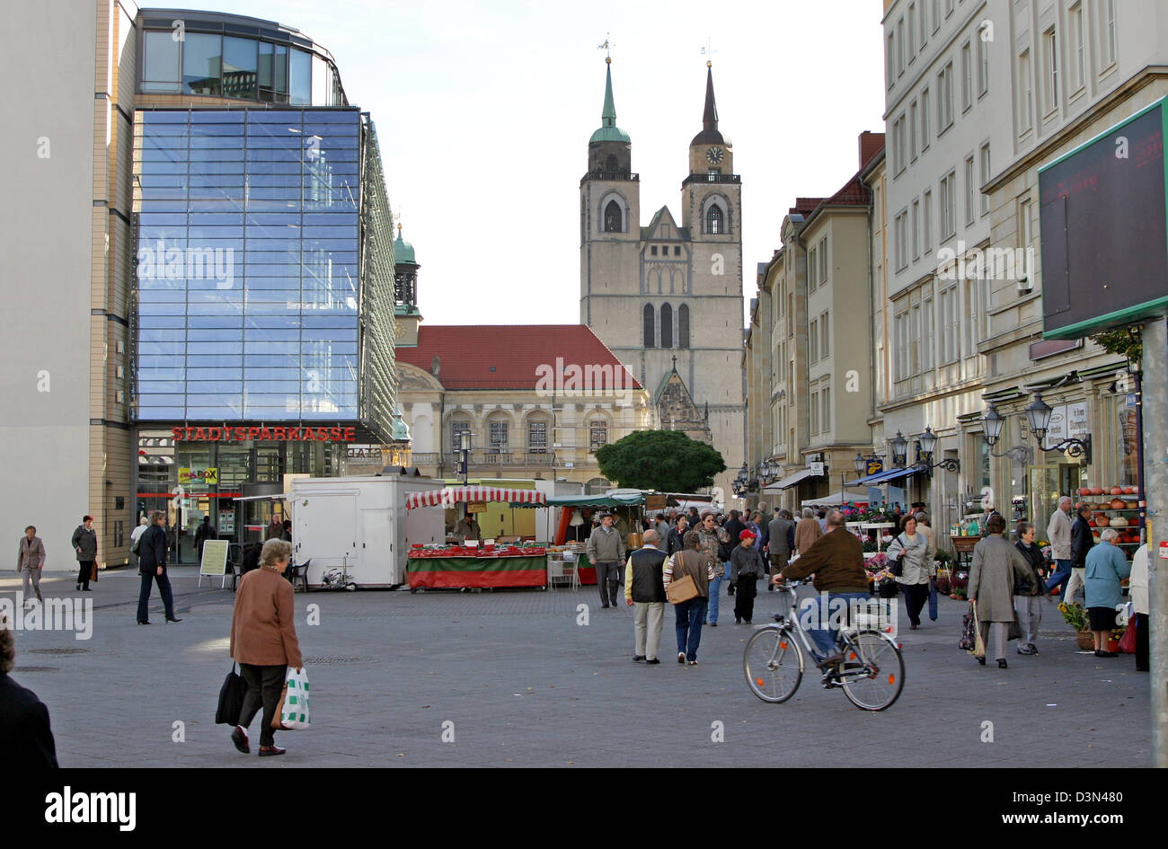 Magdeburg, Germania, che si affaccia sul Mercato Vecchio e la chiesa di San Giovanni Evangelista Foto Stock