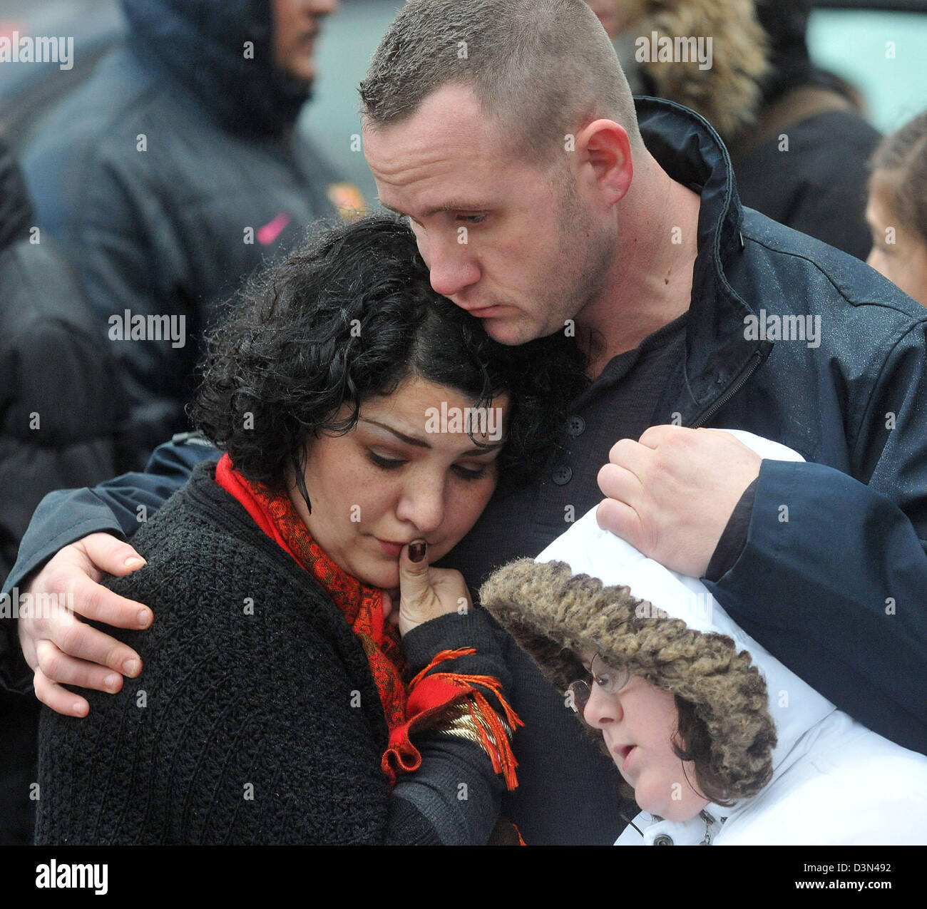 Una famiglia abbracci a Sandy Hook, Newtown, Connecticut seguendo il Sandy Hook massacro di ripresa. Foto Stock
