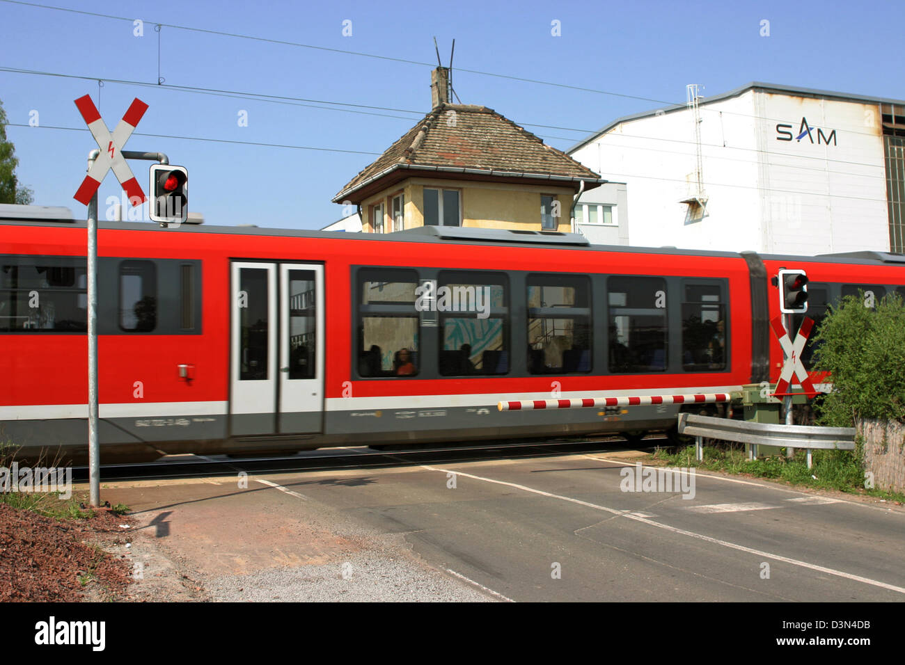 Magdeburg, Germania, su un treno regionale beschrankten incrocio ferroviario Foto Stock