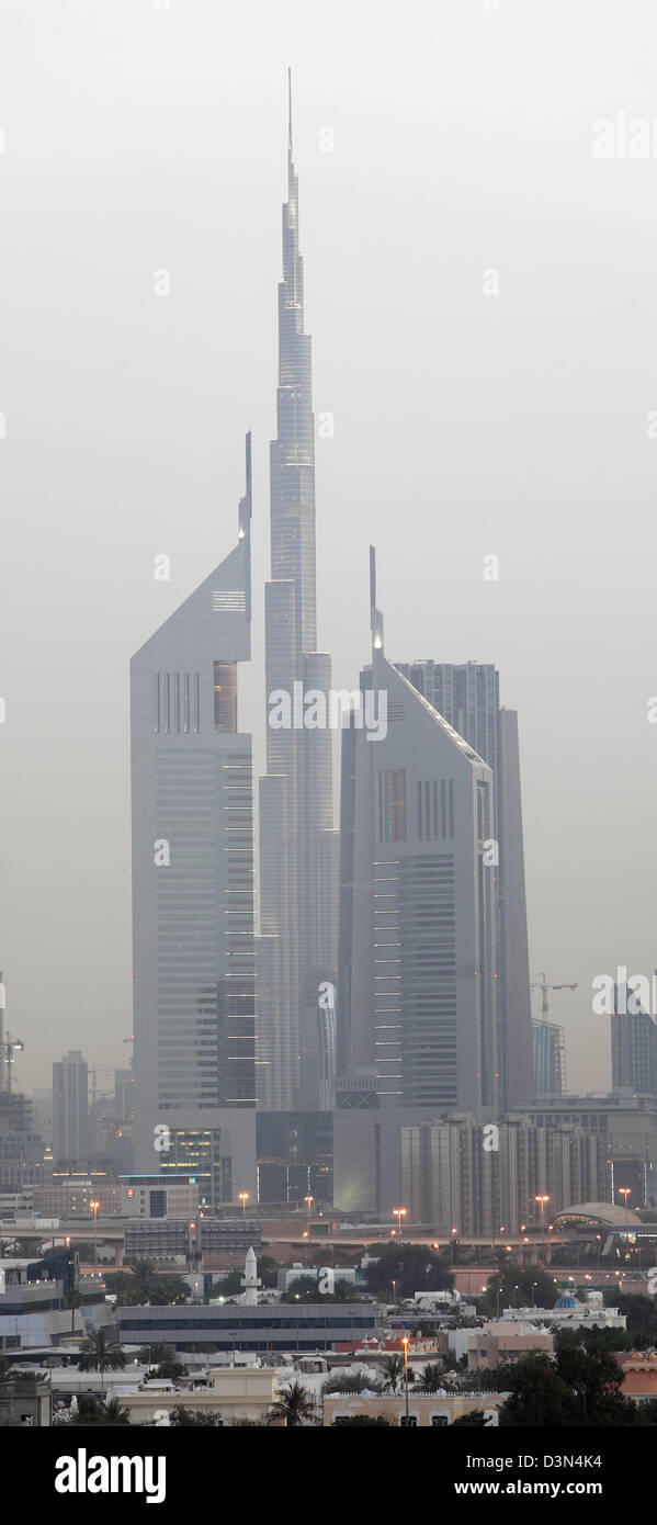 Dubai, Emirati Arabi Uniti, che si affaccia sul Burj Khalifa (centro) e The Emirates Towers Foto Stock