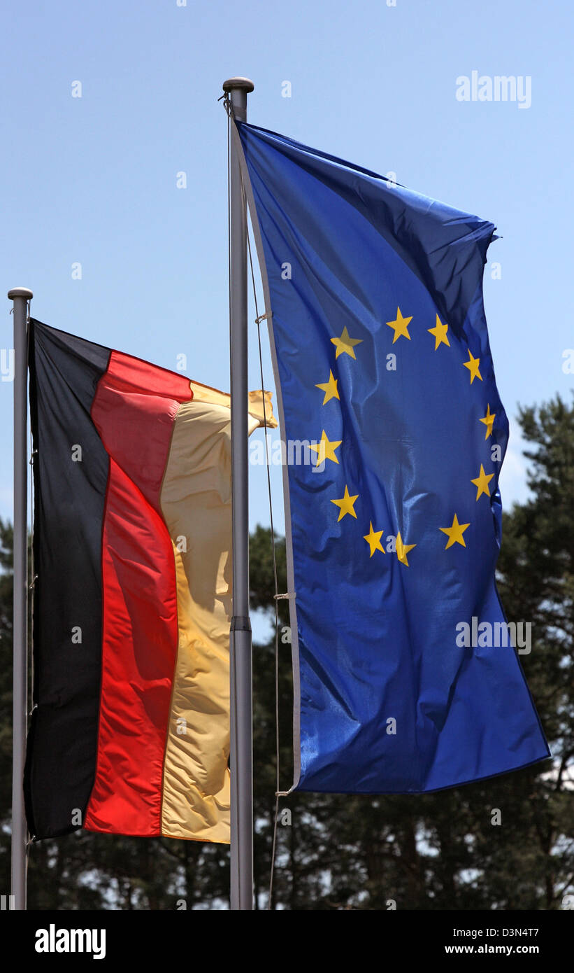 Brueck, Germania Germania bandiera e la bandiera europea Foto Stock