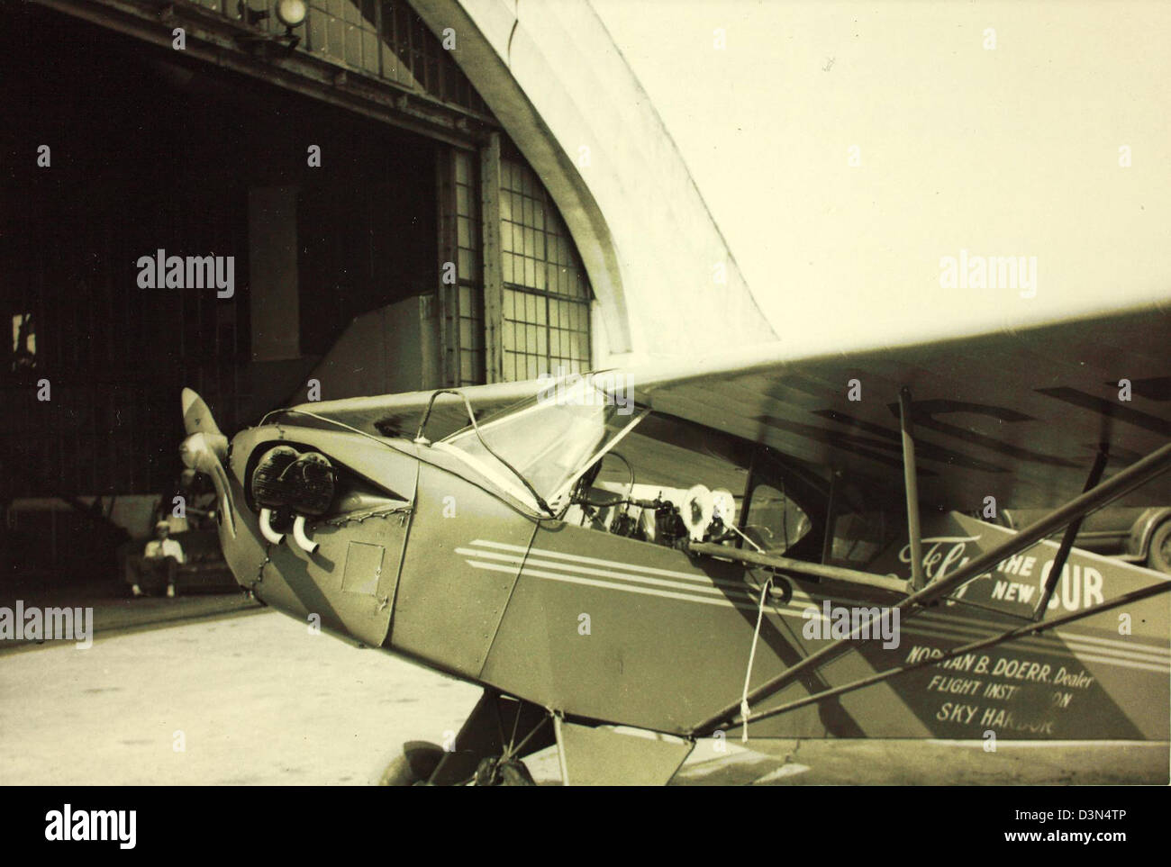 Questo volo del 1937, pilotato da Norm Doerr, faceva parte di uno storico viaggio di aviazione, contribuendo alla crescita della tecnologia di volo transcontinentale e all'avanzamento delle capacità degli aeromobili negli anni '1930 Foto Stock