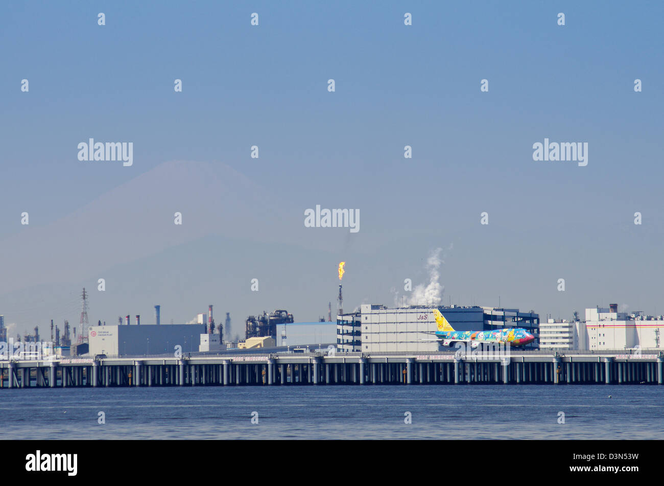 L'aeroporto di Haneda come visto dalla baia con la silhouette di Mt. Fuji in background & ANA Pokemon jet su pista, Tokyo, Giappone Foto Stock