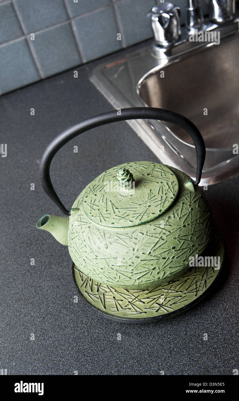 Stone bollitore per il tè sul bancone cucina vicino al lavandino Foto Stock