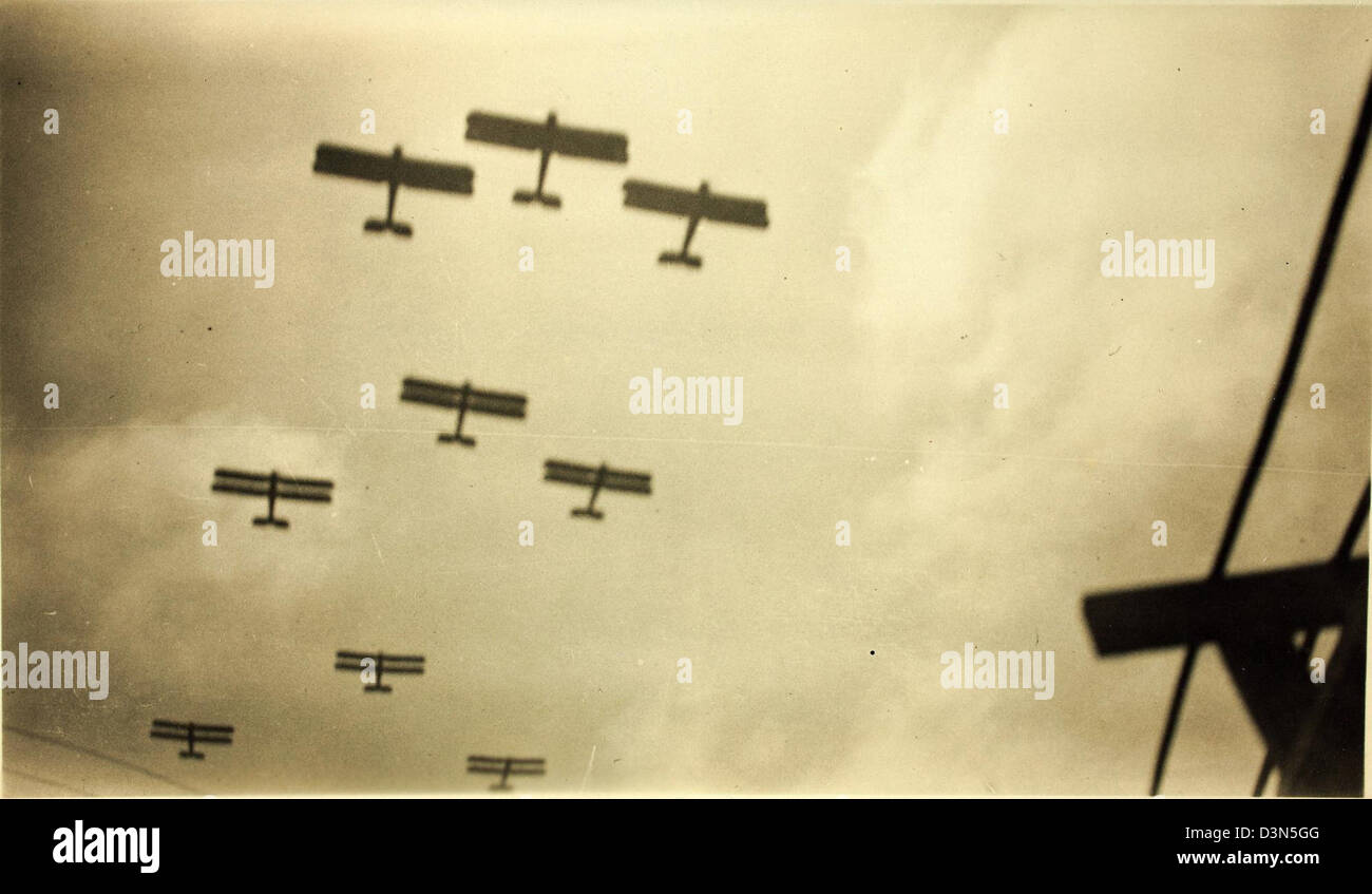 I voli di formazione in eventi storici dell'aviazione coinvolgono più aerei in formazione precisa, mettendo in mostra l'abilità e la precisione degli aviatori. Questi voli sono spesso parte di fiere aeree o eventi cerimoniali, celebrando la storia dell'aviazione e onorando le pietre miliari del passato. Foto Stock