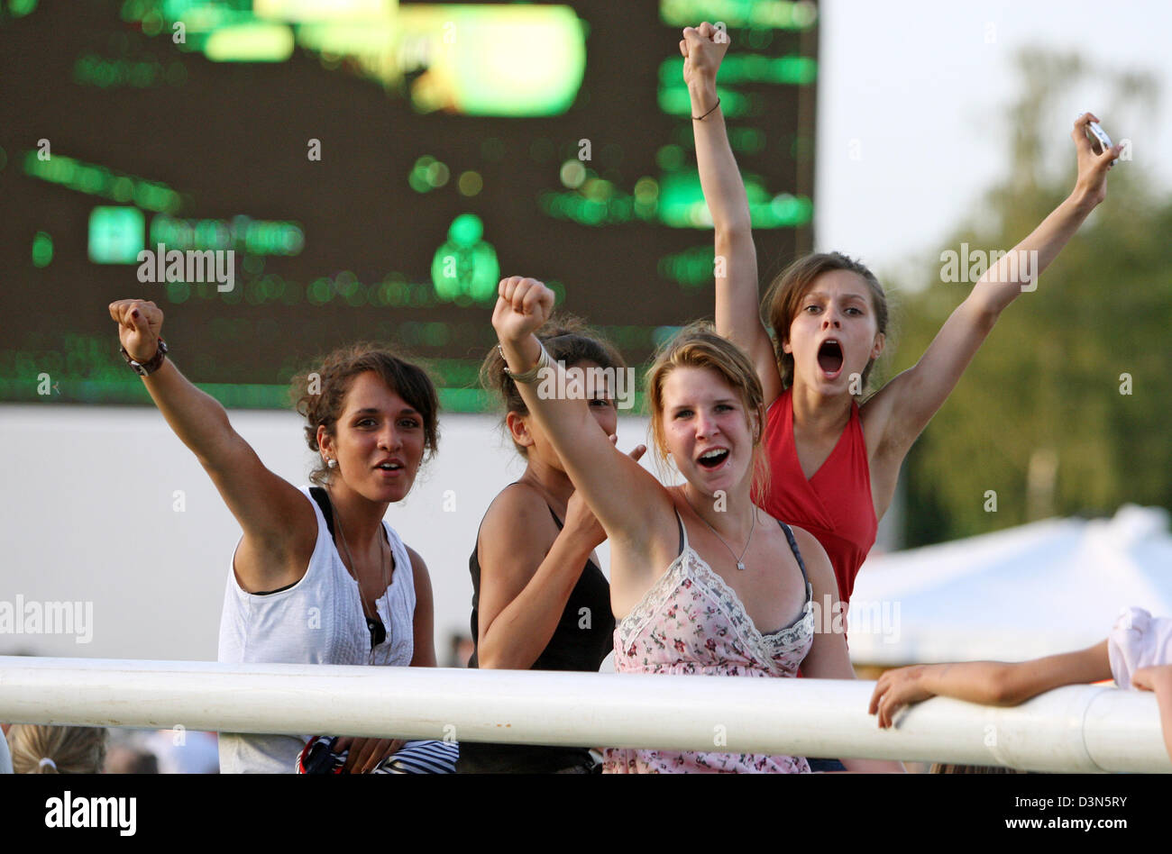 Amburgo, Germania, giovani donne a fare il tifo per la pista Hamburg-Horn Foto Stock
