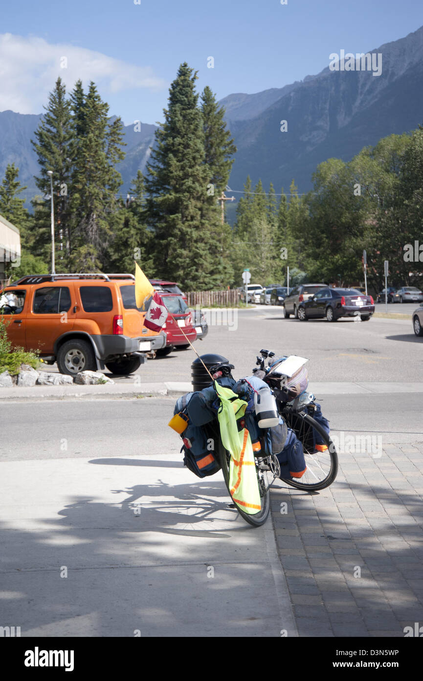 Una bicicletta caricata verso il basso con attrezzature per il campeggio per viaggiare, Banff, Alberta, Canada Foto Stock