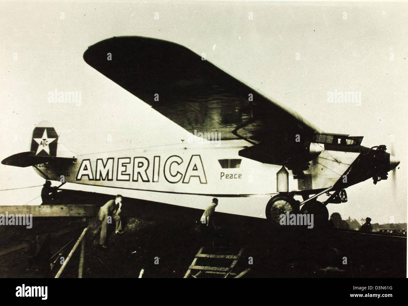 Nel 1927, lo storico volo transatlantico dell'ammiraglio Byrd sul Fokker C-2 F-VII fece la storia dell'aviazione. Questo risultato ha segnato un importante traguardo nel volo a lunga distanza, dimostrando sia i progressi dell'aviazione che lo spirito audace dei primi esploratori. Foto Stock
