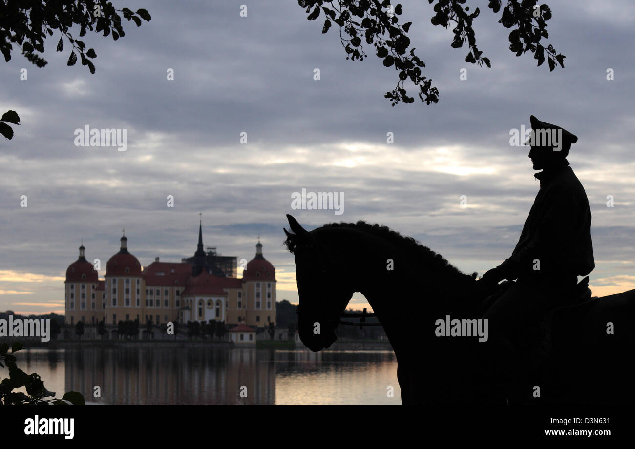 Moritzburg, Germania, silhouette di cavallo e cavaliere dall'Moritzburg Foto Stock