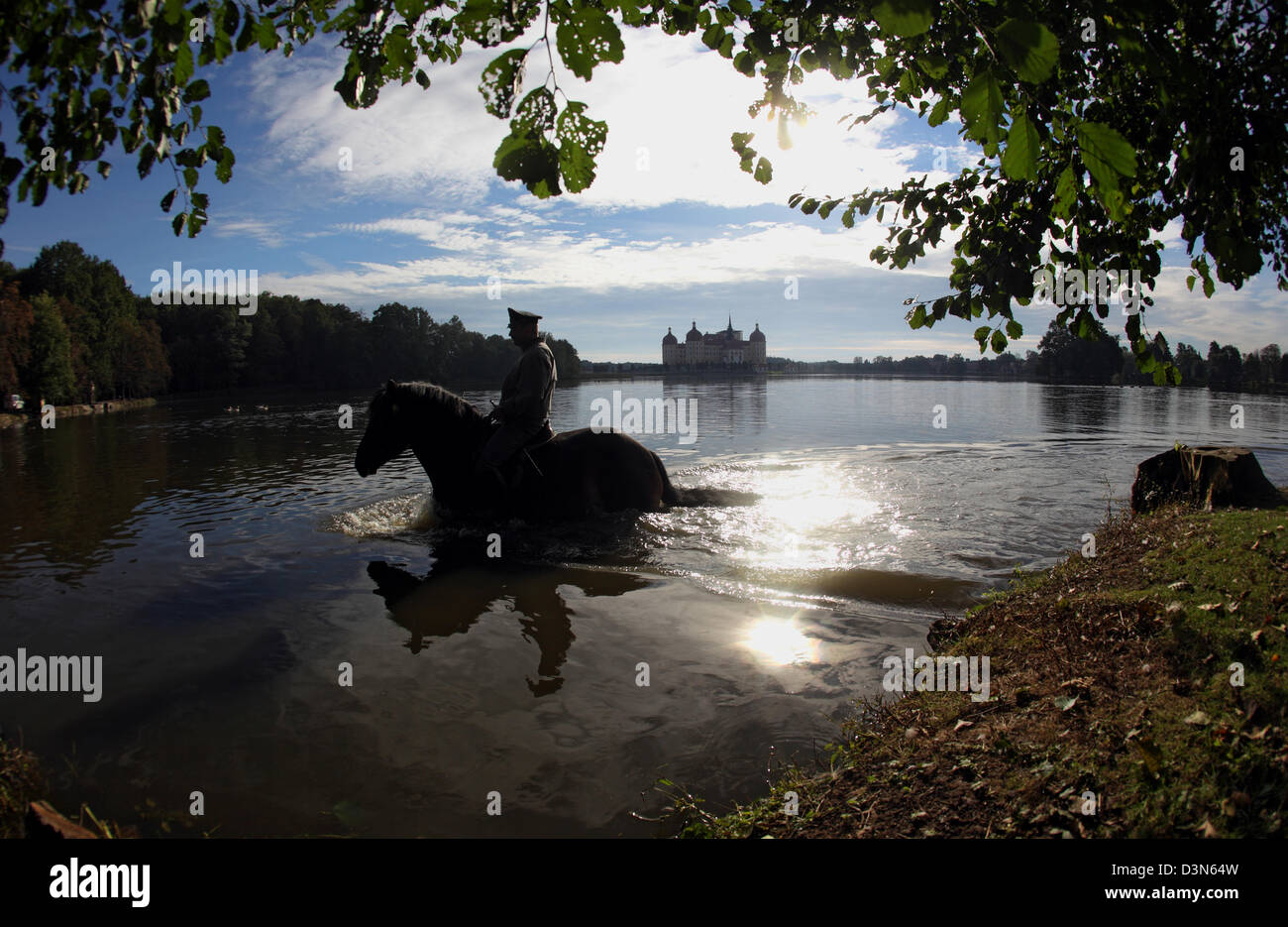 Moritzburg, Germania, silhouette di cavallo e cavaliere nel lago di fronte alla Schloss Moritzburg Foto Stock