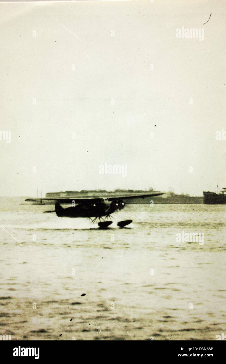 Il Fokker Friendship ha completato uno dei primi voli transatlantici di successo nel 1928. Il volo è stato un importante traguardo nella storia dell'aviazione, dimostrando la fattibilità dei viaggi aerei commerciali a lunga distanza e il ruolo crescente degli aeromobili nel trasporto globale. Foto Stock