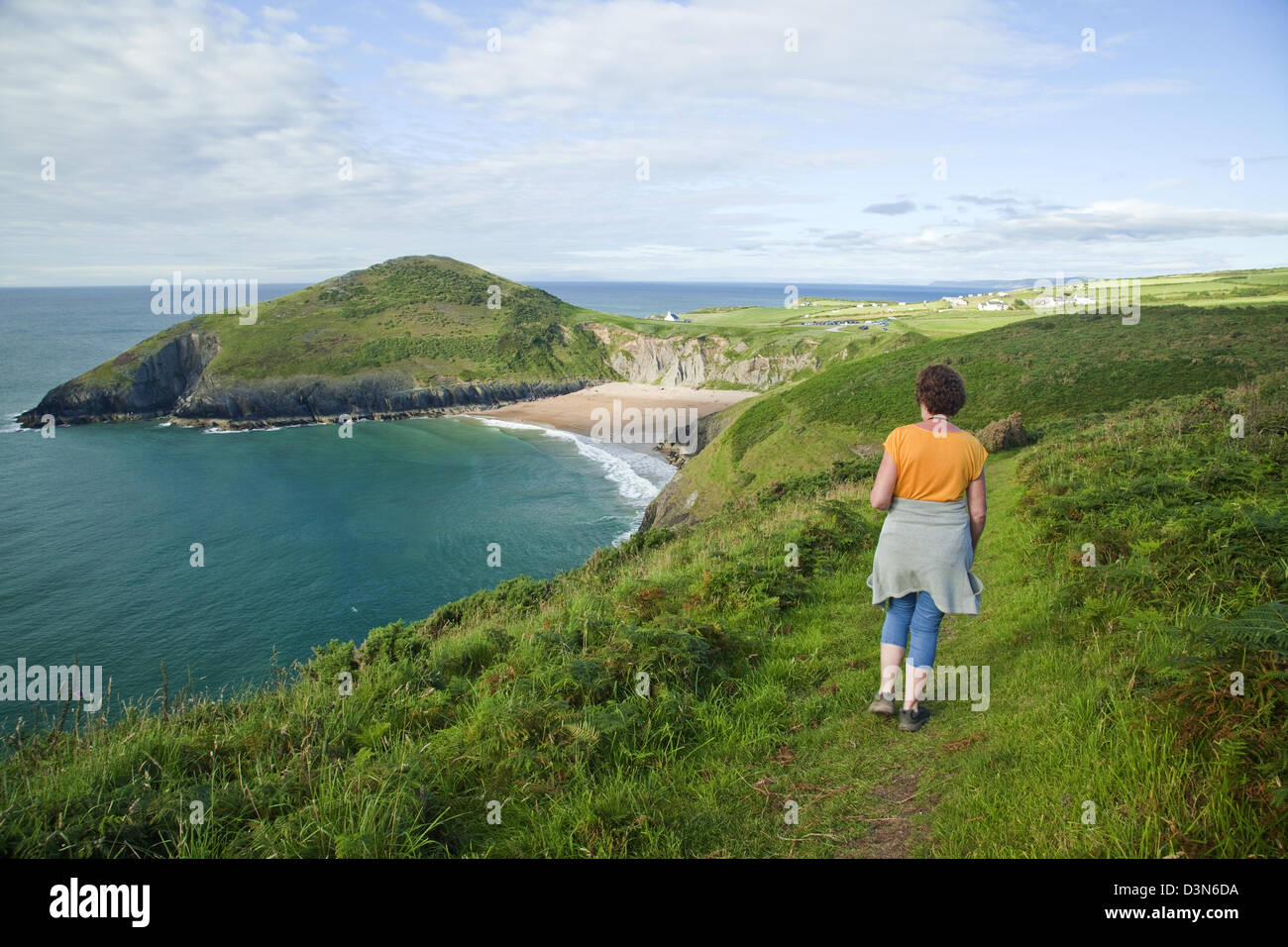 Vista di Foel-y-Mwnt e la spiaggia dal Cardigan Coastal Path in Ceredigion Galles Foto Stock