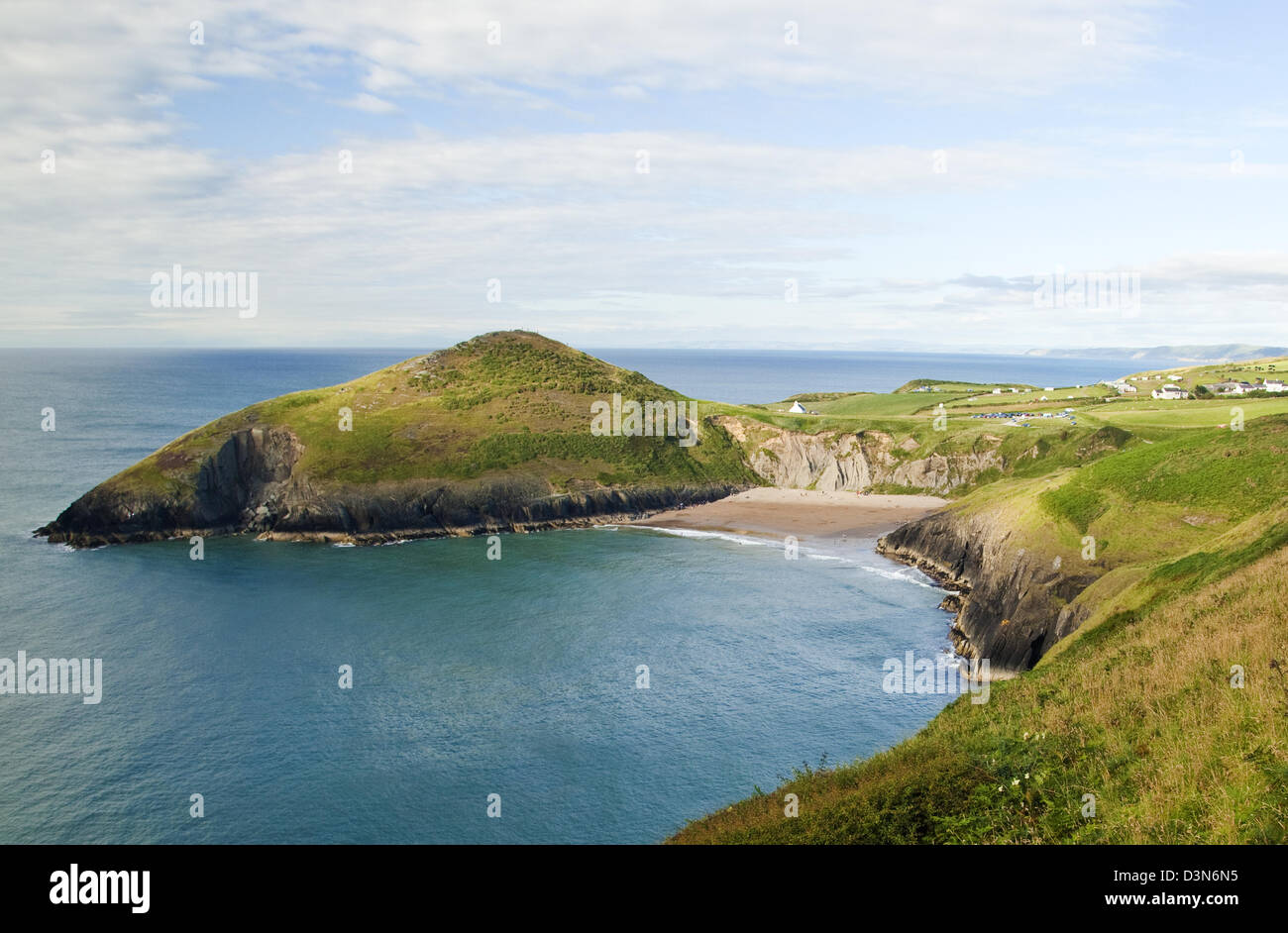 Vista di Foel-y-Mwnt e spiaggia fron il cardigan sentiero costiero in Galles Ceredigion Foto Stock