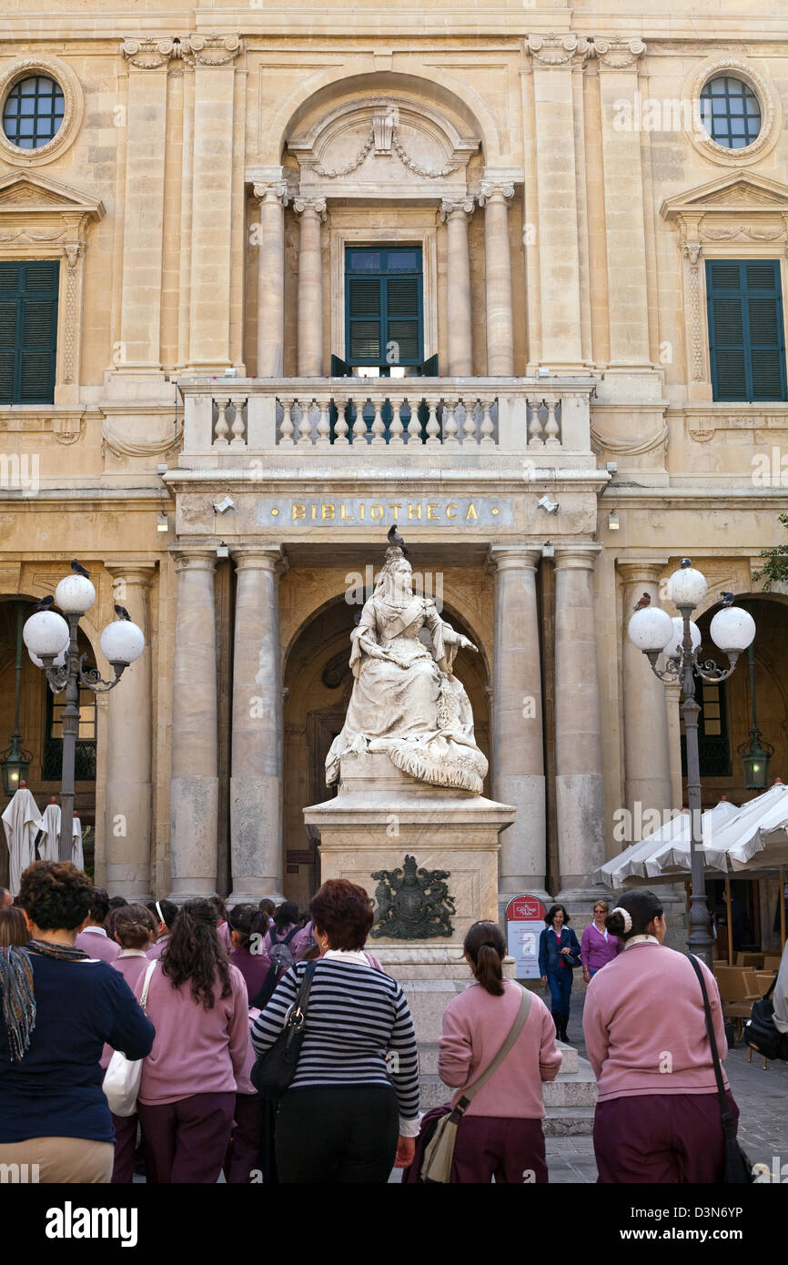 La Valletta, Malta, gli studenti sul loro modo alla libreria Foto Stock