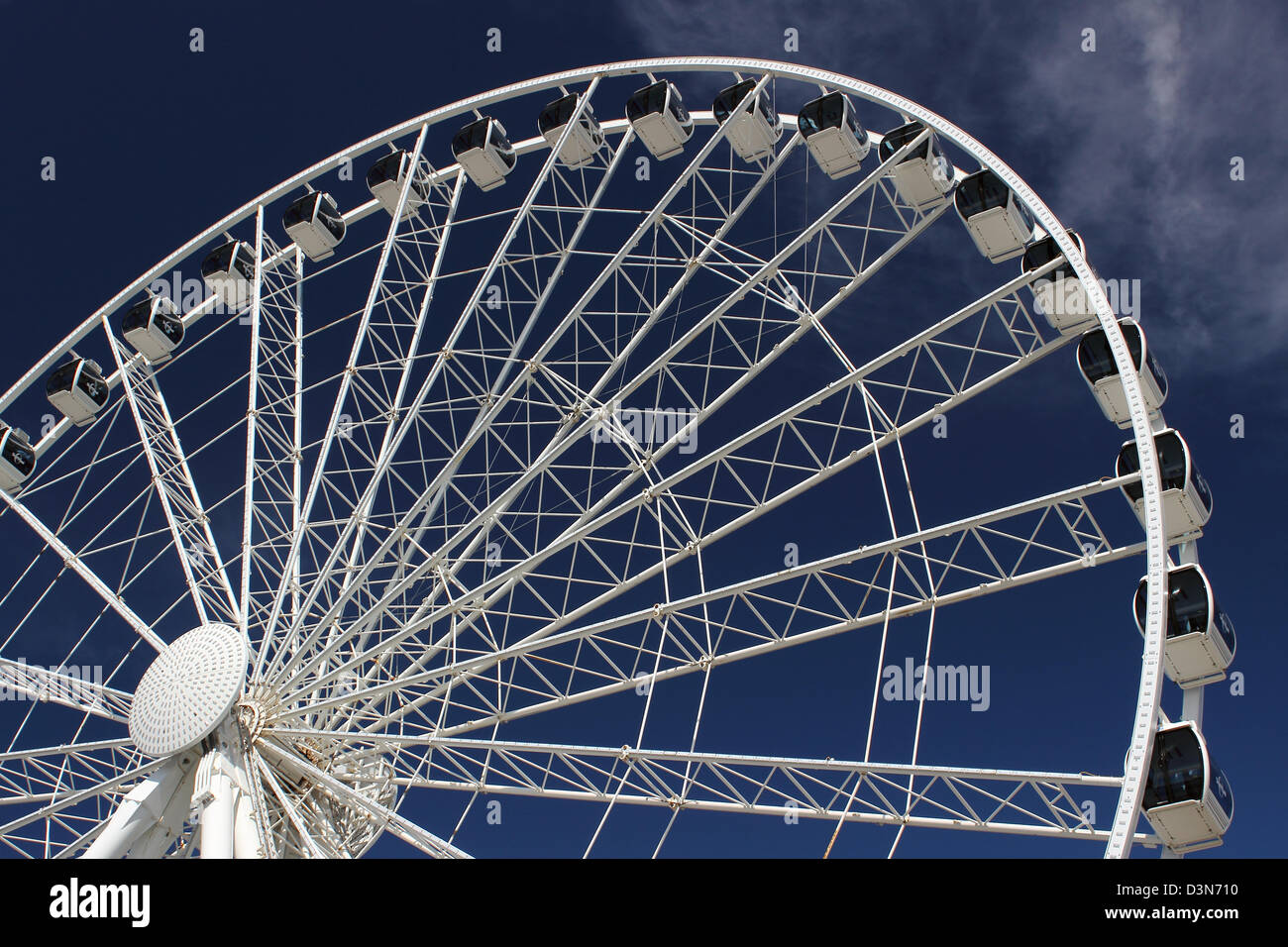 Il cielo ruota sul Boardwalk in Myrtle Beach, SC, Stati Uniti d'America contro un cielo blu. Foto Stock