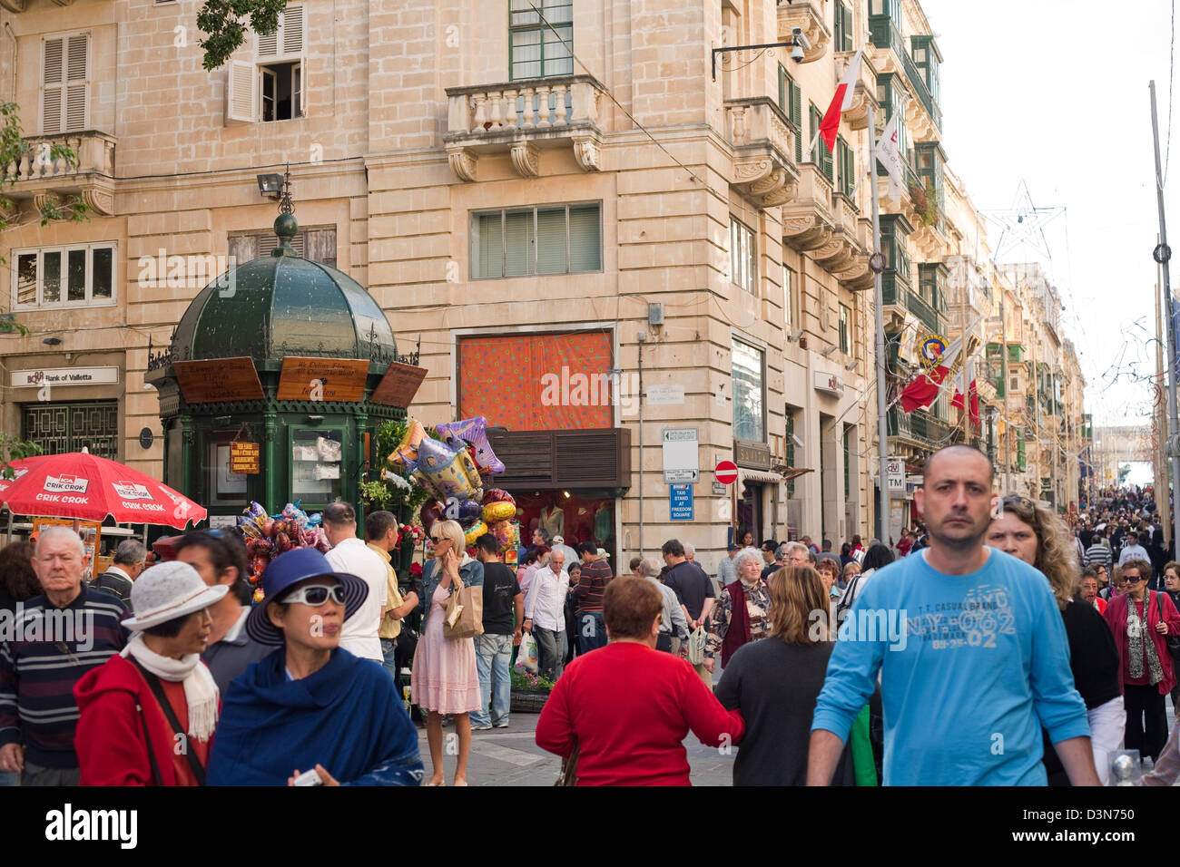 La Valletta, Malta, passanti in Repubblica Street Foto Stock