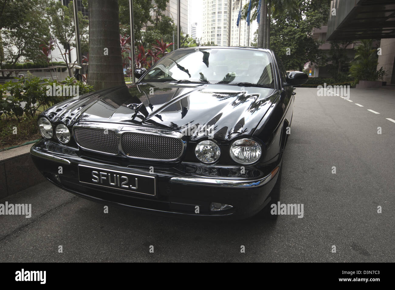 2005 Jaguar XJR V8 sovralimentato 4196cc. 390 hp @ 6100 giri/min 0-60: 5 s. 0-100: 12,1 sec parcheggiata in un hotel di Singapore Foto Stock
