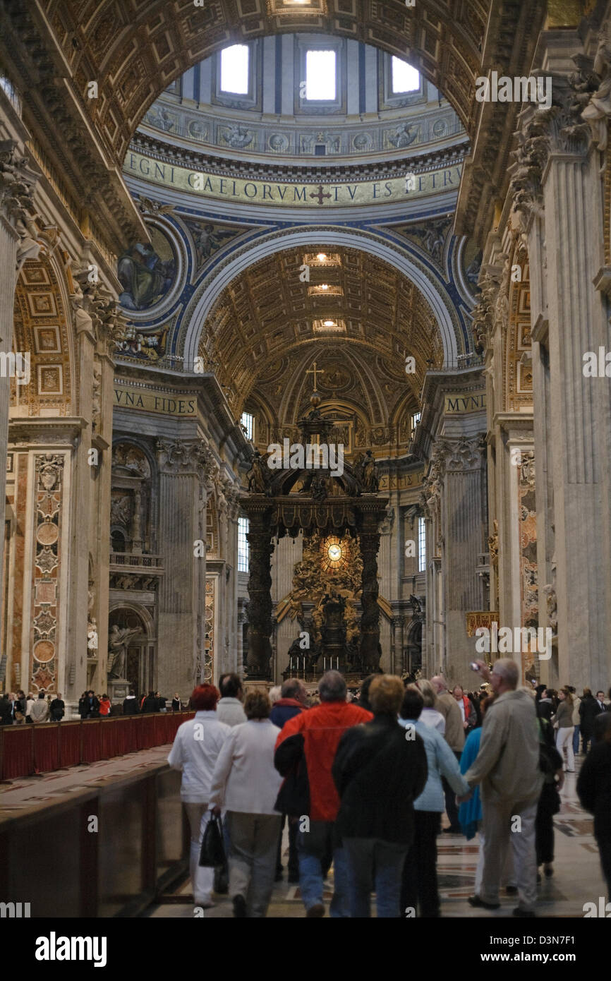 Città del Vaticano, Città del Vaticano, turisti in San Pietro con altare papale e del Bernini baldacchino in bronzo Foto Stock
