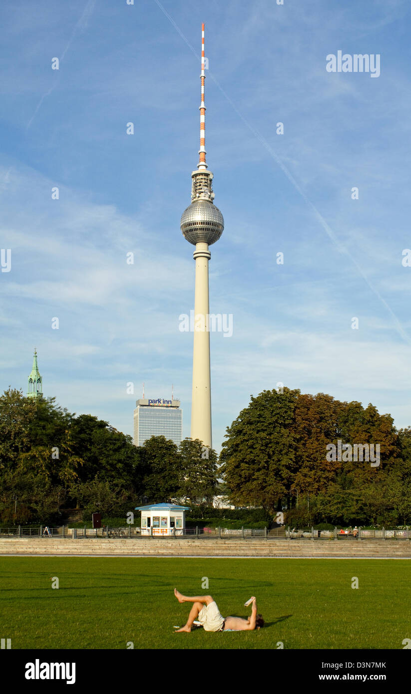 Berlino, Germania, vista dalla Piazza del Palazzo sulla Torre della TV Foto Stock