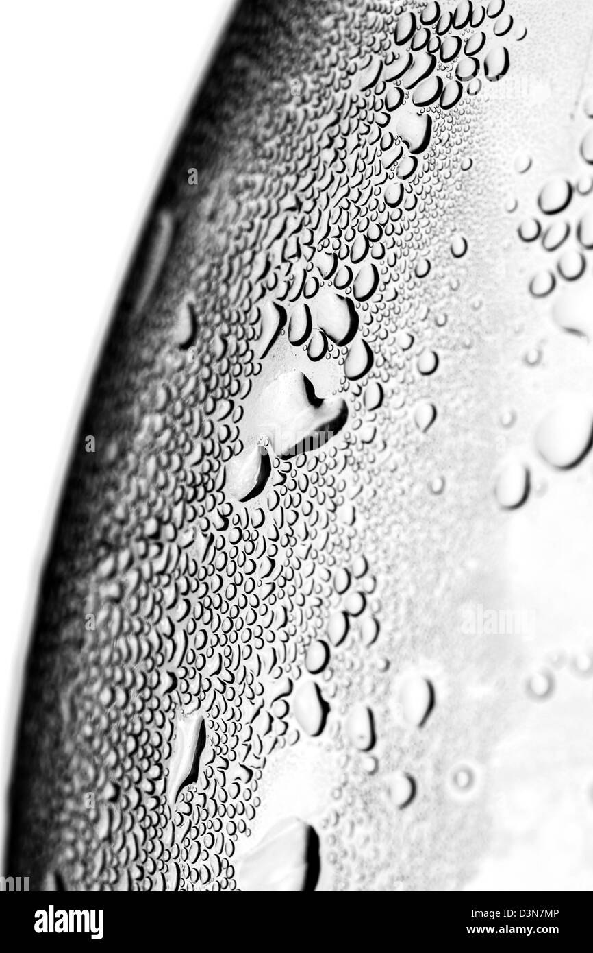 La condensazione di gocce di acqua su una superficie di plastica Foto Stock