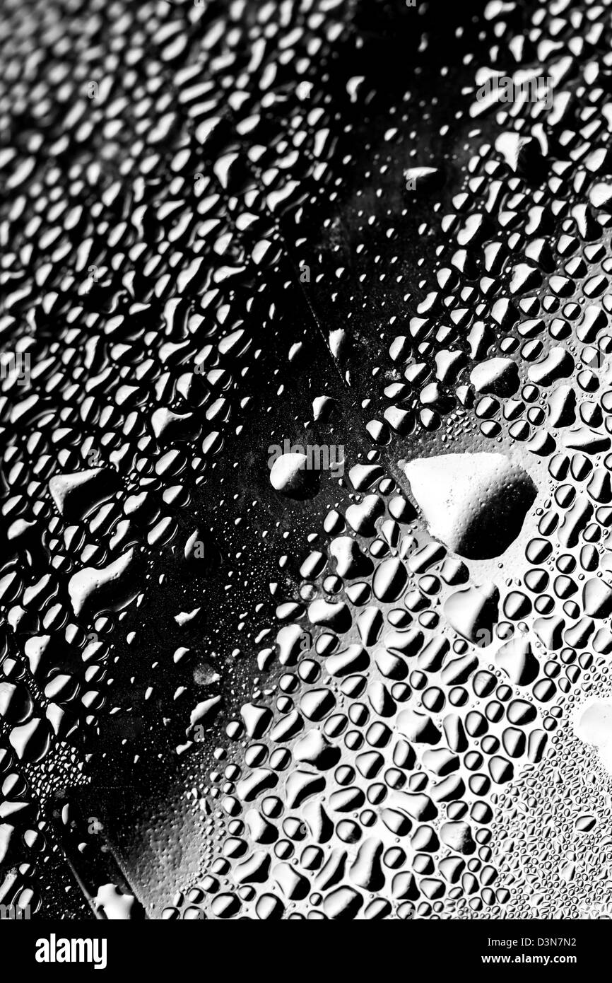 La condensazione di gocce di acqua su una superficie di plastica Foto Stock