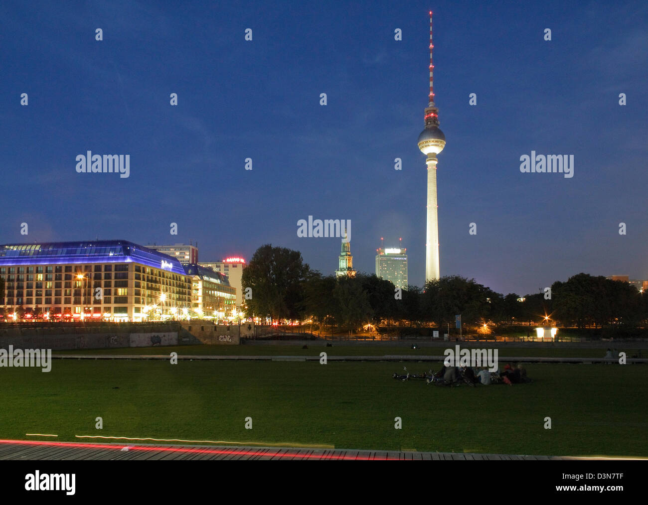 Berlino, Germania, vista da piazza Castello verso Alexanderplatz di notte Foto Stock