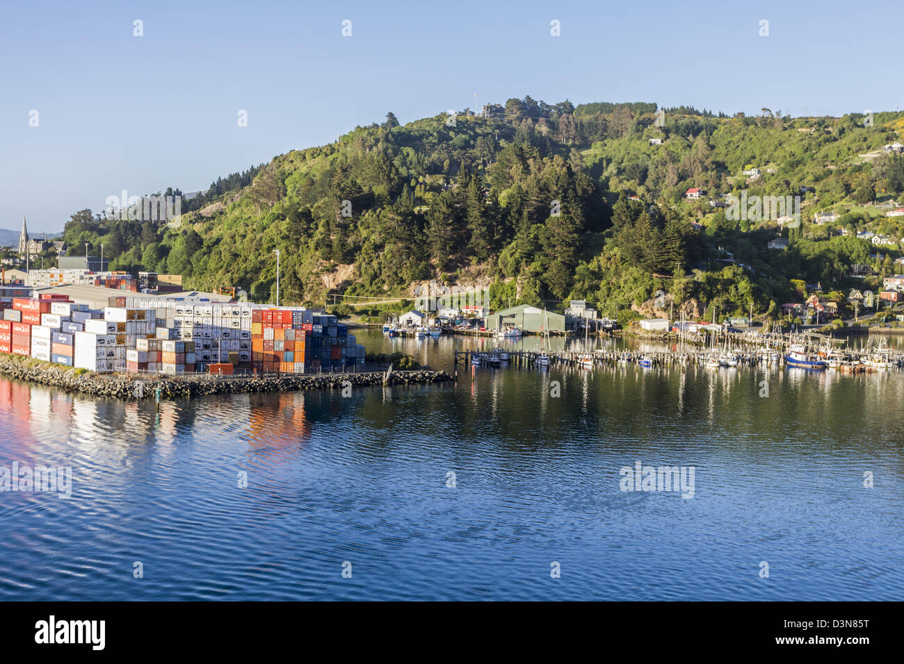 Contenitori impilati a Port Chalmers, porto di Otago, Dunedin in Nuova Zelanda Foto Stock