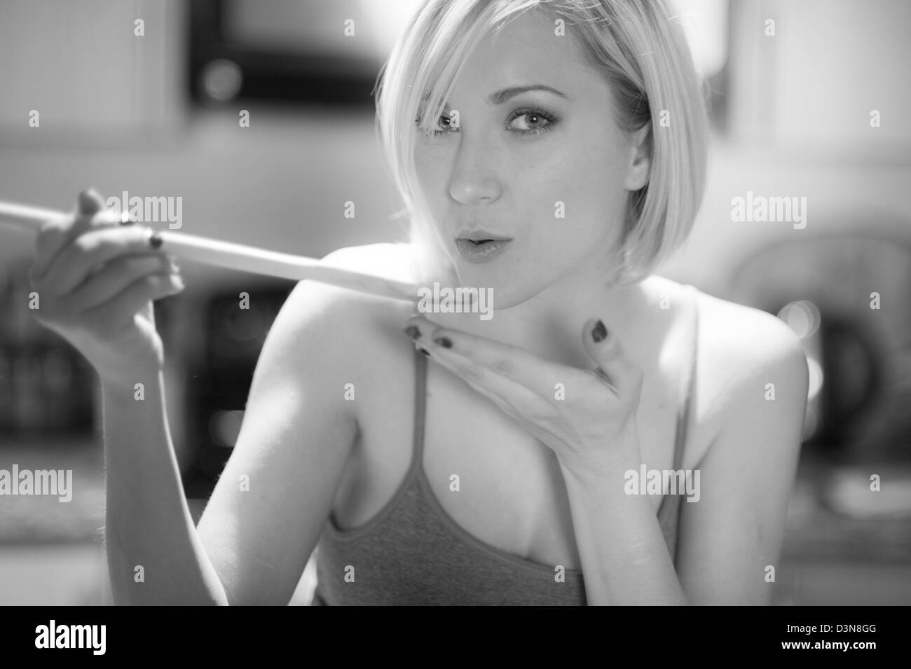 Giovane donna bionda la cottura in cucina Foto Stock