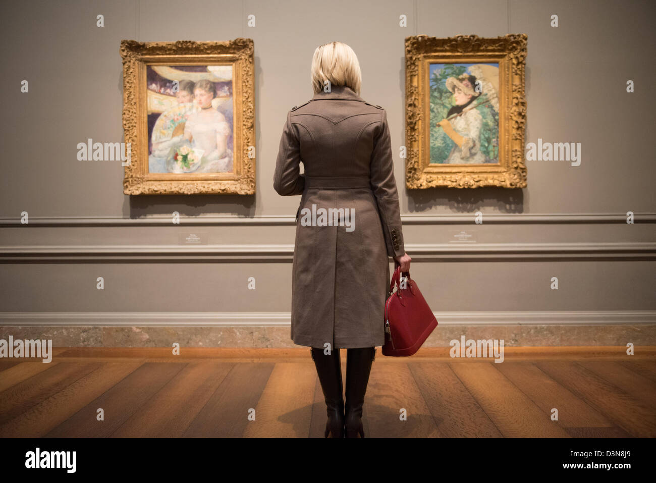 Donna bionda guardando dipinti nel museo d'arte. National Gallery of Art di Washington DC Foto Stock