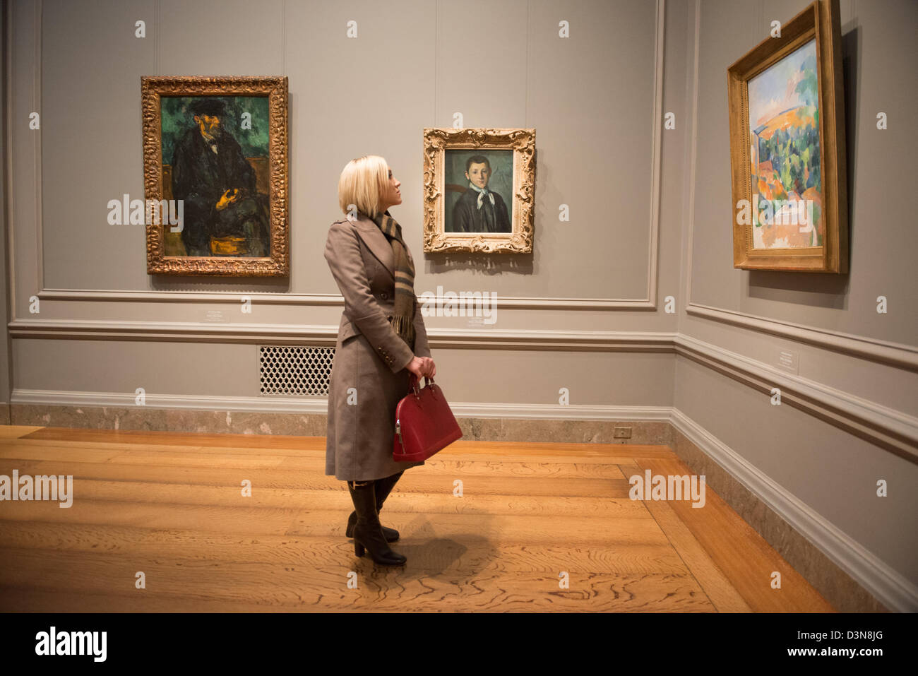 Donna bionda guardando dipinti nel museo d'arte. National Gallery of Art di Washington DC Foto Stock
